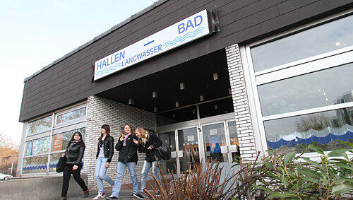 Das alte Langwasserbad wird abgerissen. Auf dem Areal soll bis 2013 ein neues Schwimm-Zentrum entstehen. Das alte Langwasserbad wird abgerissen. Auf dem Areal soll bis 2013 ein neues Schwimm-Zentrum entstehen.