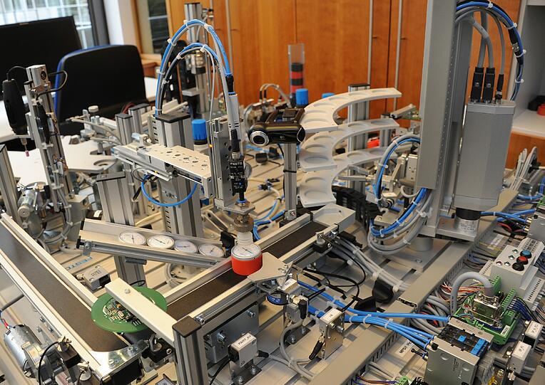 Kameras helfen beim Schrauben: Flexibilität ist bei der industriellen Produktion das Gebot der Stunde. Je flexibler, desto preiswerter &ndash; ein einfacher Grundsatz. Die &bdquo;wandelbare Fabrik&ldquo; (Foto rechts) beherrscht das perfekt: Diverse Sensoren und Kameras sorgen dafür, dass hier etwa Druckanzeiger auch dann zusammengesetzt werden können, wenn die Einzelteile nicht hundertprozentig korrekt an ihrem Platz liegen. Das Stichwort: ausfallsichere Produktion.
