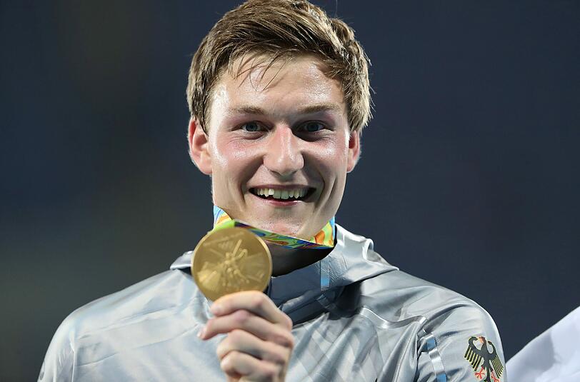 Speerwerfer Thomas Röhler strahlt mit seiner Goldmedaille um die Wette.