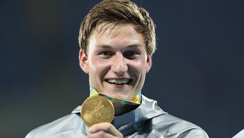 Speerwerfer Thomas Röhler strahlt mit seiner Goldmedaille um die Wette. Speerwerfer Thomas Röhler strahlt mit seiner Goldmedaille um die Wette.