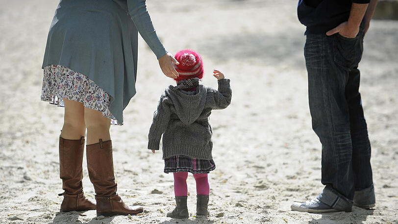 Eine Mutter spielt mit ihrer Tochter auf einem Münchner Spielplatz. Besonders Kinder, deren Eltern nicht arbeiten, sind von Armut bedroht.