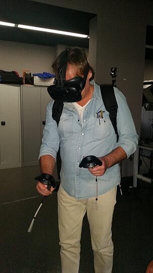 AZ-Polizeireporter Ralph Hub mit einer VR-Brille: Damit hat er virtuell einen Tatort erkundet. In seinen Händen sind sogenannte Marker, mit deren Hilfe er in der virtuellen Realität Dinge anfassen und heben kann.