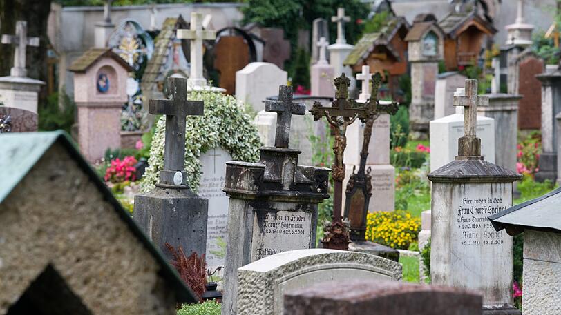 Grabsteine stehen dicht an dicht auf einem alten Friedhof. (Symbolbild)