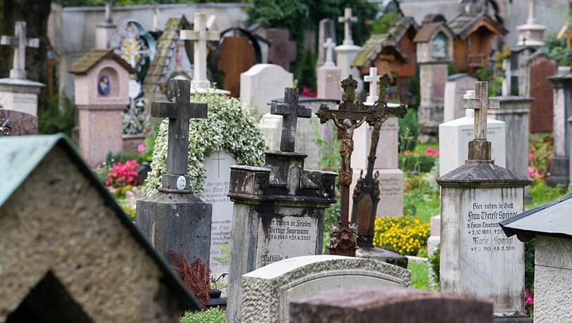 Grabsteine stehen dicht an dicht auf einem alten Friedhof. (Symbolbild) Grabsteine stehen dicht an dicht auf einem alten Friedhof. (Symbolbild)