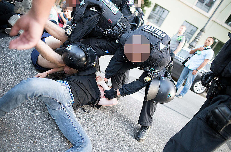 Pegida-Gegendemo am Karolinenplatz: Die Bilder zeigen Schläge des Polizisten gegen die Gegendemonstranten.
