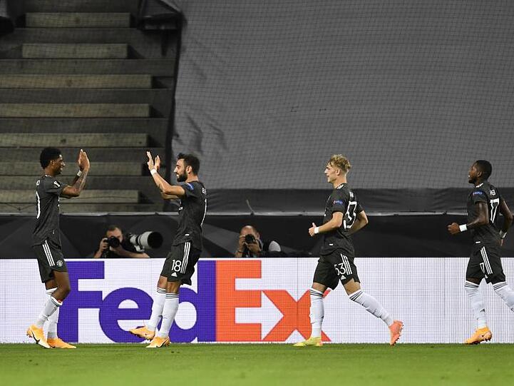 Manchesters Bruno Fernandes (2.v.l) jubelt nach seinem Tor mit den Mannschaftskameraden.