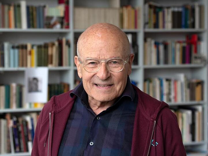 Viele Bücher: Volker Schlöndorff im Arbeitszimmer seines Hauses.