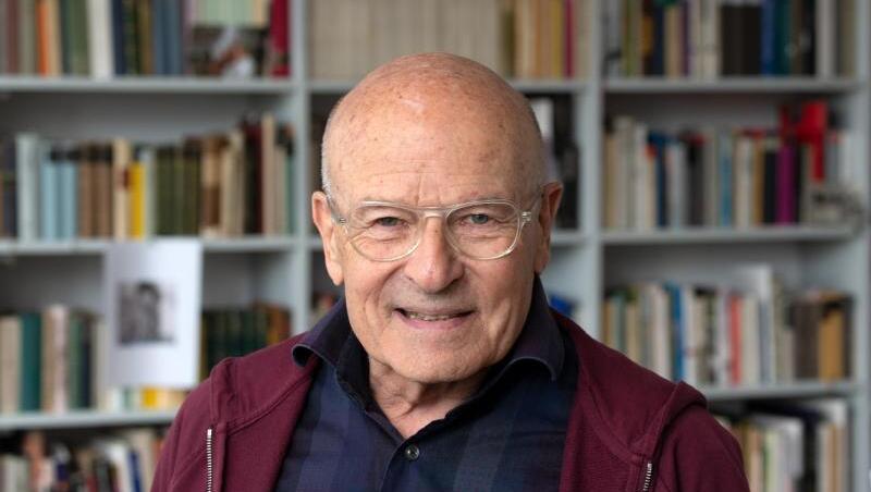 Viele Bücher: Volker Schlöndorff im Arbeitszimmer seines Hauses. Viele Bücher: Volker Schlöndorff im Arbeitszimmer seines Hauses.