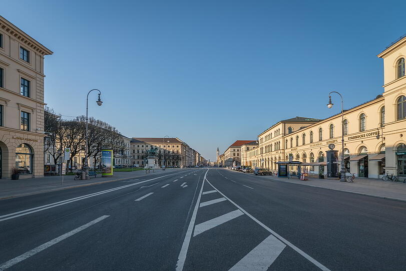 19.03 Uhr: Die Sonne steht schon schräg auf der leeren Ludwigstraße.