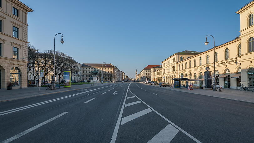 19.03 Uhr: Die Sonne steht schon schräg auf der leeren Ludwigstraße.
