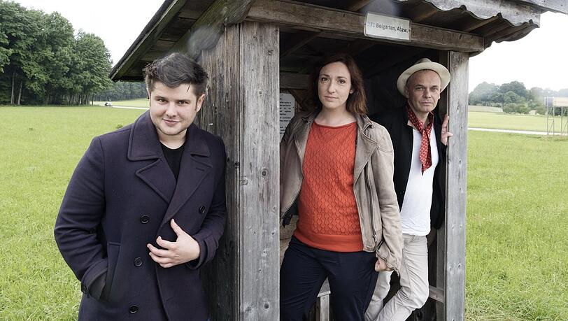 Sebastian Fritz, Christl Sittenauer und Frank Klötgen in einem Bushäuschen knapp vor Kleindingharting.