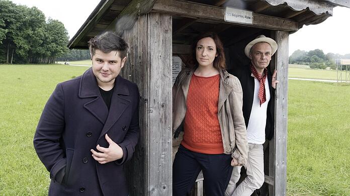 Sebastian Fritz, Christl Sittenauer und Frank Klötgen in einem Bushäuschen knapp vor Kleindingharting.