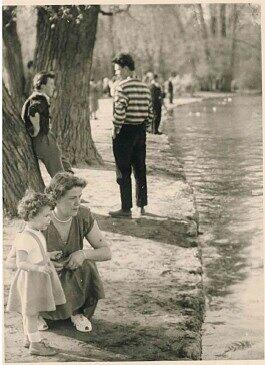 1955 mit der Mama im Sommer am Schwabinger Bach.