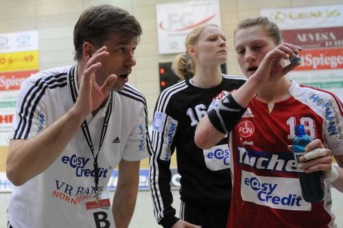Gesprächsbedarf: Trainer Csaba Szücs, Torfau Jana Krause und Franziska Beck (von links) nach der Heimniederlage gegen Frankfurt/Oder.