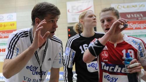 Gesprächsbedarf: Trainer Csaba Szücs, Torfau Jana Krause und Franziska Beck (von links) nach der Heimniederlage gegen Frankfurt/Oder. Gesprächsbedarf: Trainer Csaba Szücs, Torfau Jana Krause und Franziska Beck (von links) nach der Heimniederlage gegen Frankfurt/Oder.