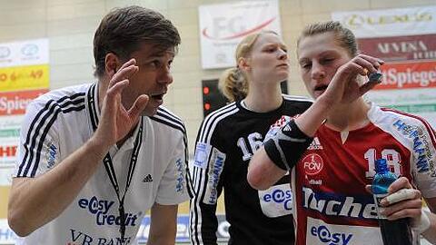 Gesprächsbedarf: Trainer Csaba Szücs, Torfau Jana Krause und Franziska Beck (von links) nach der Heimniederlage gegen Frankfurt/Oder.