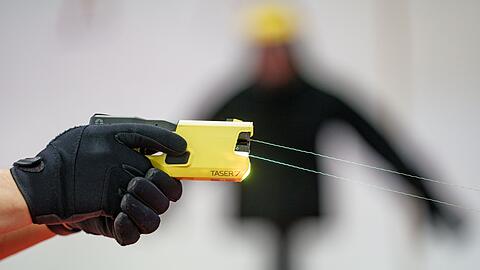 Bundesinnenminister Alexander Dobrindt (CSU) will die Bundespolizei mit Tasern ausrüsten. (Symbolbild)