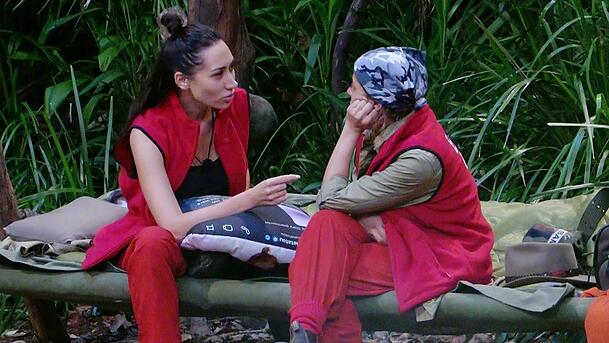 Bequemer war Betrug nie: Samira Yavuz, das Schuldkissen und Eva Benetatou.