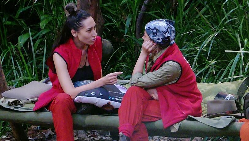 Bequemer war Betrug nie: Samira Yavuz, das Schuldkissen und Eva Benetatou. Bequemer war Betrug nie: Samira Yavuz, das Schuldkissen und Eva Benetatou.