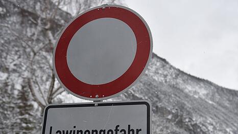 Ein Schild warnt vor Lawinengefahr. (Symbolbild)