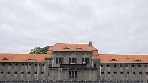 In der JVA Willich 1 wird gegen Vollzugsbeamte ermittelt. (Archivbild)