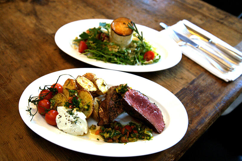 Entrecote mit Rosmarinkartoffeln und Limetten-Chili-Koriander-Salsa und Ruccola-Couscous mit gebratenem Ziegenkäse und Kirschtomaten.