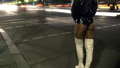 Die Prostituierte Nicki wan der Straße des 17. Juni in Berlin auf ihre Kundschaft. Leichtbekleidete Frauen, die sich auf dem Straßenstrich Männern anbieten: Auch an manchen Münchner Plätzen ist das ein alltägliches Bild. Ganz anders etwa in Nürnberg, wo Straßenprostitution komplett verboten ist. Auch der Augsburger Ordnungsreferent will sie verbannen. Die Prostituierte Nicki wan der Straße des 17. Juni in Berlin auf ihre Kundschaft. Leichtbekleidete Frauen, die sich auf dem Straßenstrich Männern anbieten: Auch an manchen Münchner Plätzen ist das ein alltägliches Bild. Ganz anders etwa in Nürnberg, wo Straßenprostitution komplett verboten ist. Auch der Augsburger Ordnungsreferent will sie verbannen.
