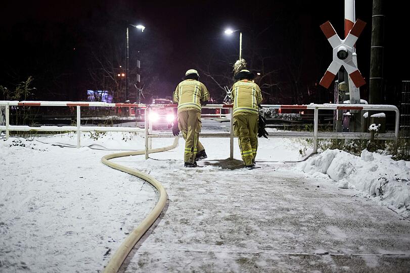 Ein technischer Defekt soll für das Feuer in dem Regionalzug verantwortlich sein. Die Bilder.