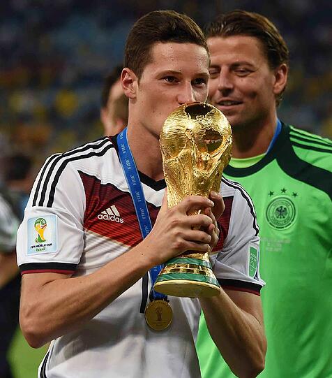 Julian Draxler knutscht lieber mit was Anderem.