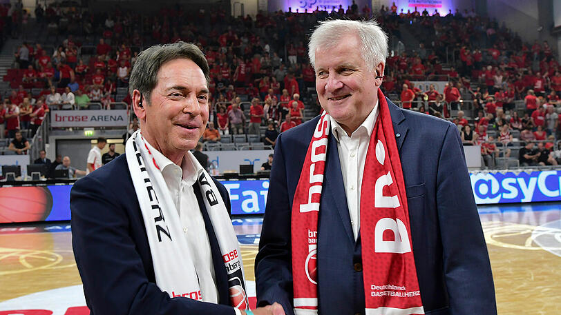 Michael Stoschek (Aufsichtsratsvorsitzender der Bamberger Basketball GmbH) begrüßt den bayerischen Ministerpräsidentnen Horst Seehofer.