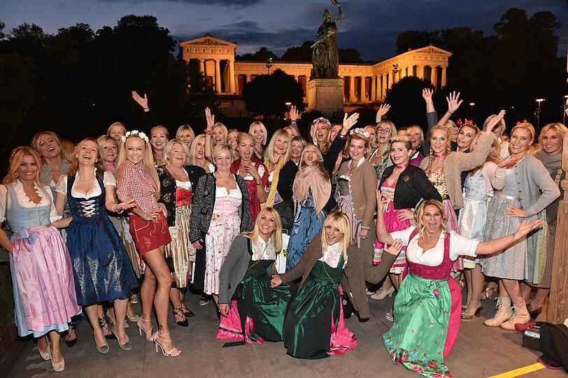 50 Blondinen trafen sich zur traditionellen "Haarwerk Blond Charity Wiesn&ldquo;
