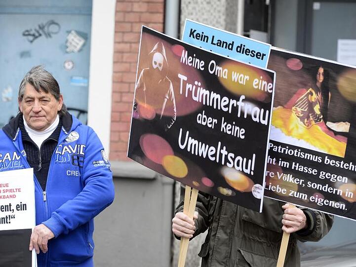 Demonstranten der AfD protestieren gegen Rundfunkgebühren und den WDR. Auslöser ist das satirische "Umweltsau"-Video.