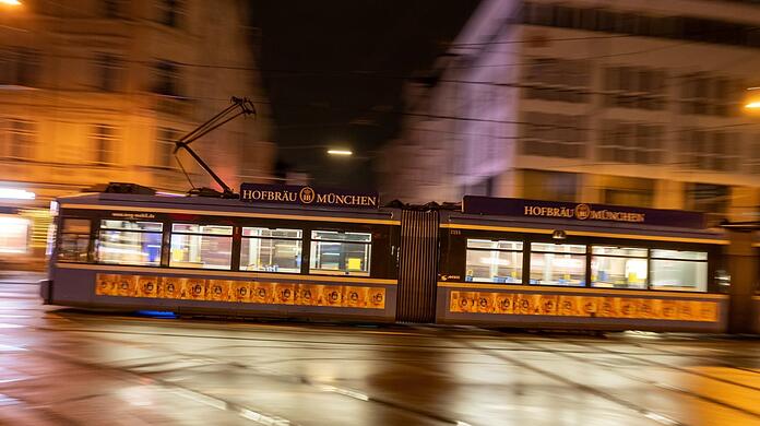 Noch vor der Vorlesung schnell eine Trambahn durch die Münchner Nacht steuern? Könnte für manche Studenten attraktiv sein.