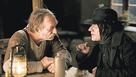 Zwei bayerische Charakterköpfe mit Humor: Franz Xaver Kroetz als gewitzter Brandner Kaspar und Bully Herbig als morbid-witziger Boandlkramer beim aus-Schnapseln weiterer Lebensjahre.