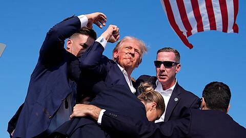 Trump wurde von Sicherheitspersonal von der Bühne gebracht.