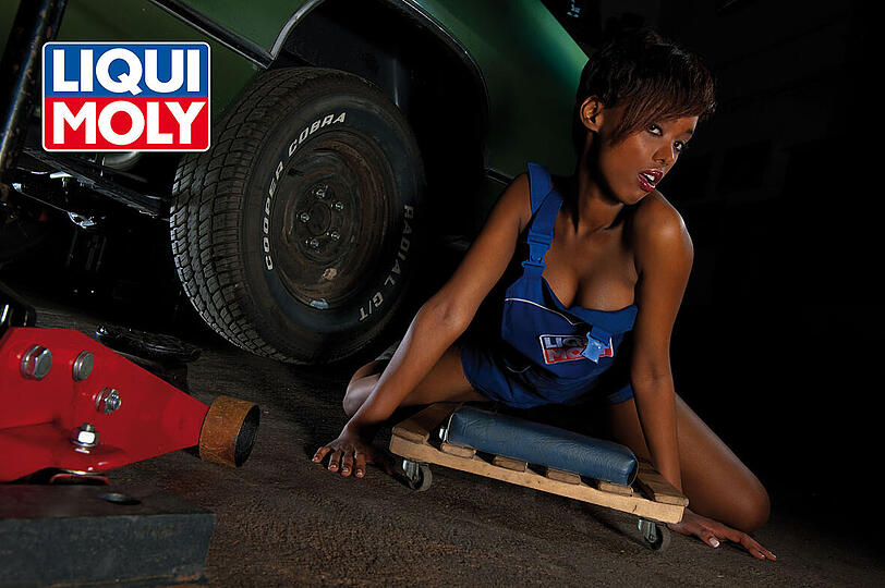 Kann ein Blaumann sexy sein - diese Frage bewortet das Juli-Girl relativ schnell.