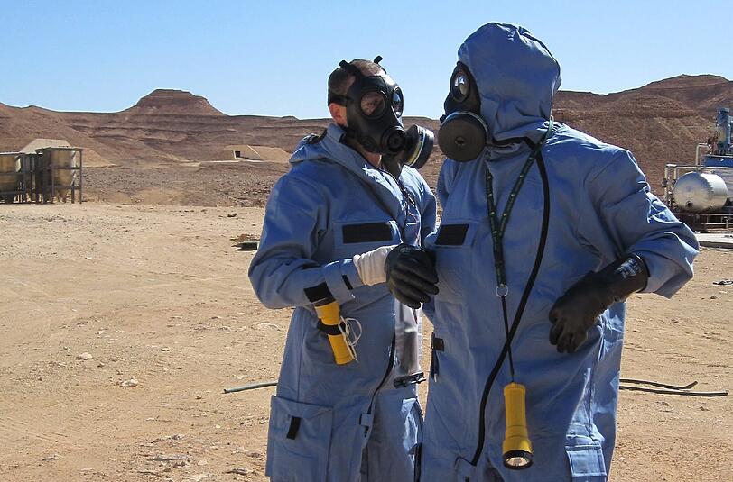 Chemiewaffen-Inspektoren in der libyschen Wüste: Deutschland hilft der Organisation beim Aufspüren der Chemie-Waffen.