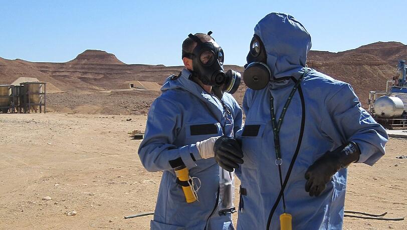 Chemiewaffen-Inspektoren in der libyschen Wüste: Deutschland hilft der Organisation beim Aufspüren der Chemie-Waffen. Chemiewaffen-Inspektoren in der libyschen Wüste: Deutschland hilft der Organisation beim Aufspüren der Chemie-Waffen.