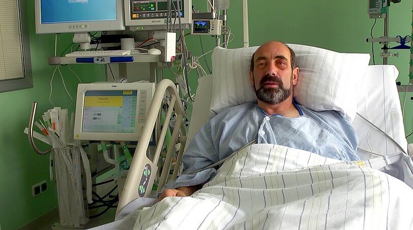 Ein Screenshot aus einem Video, das am Freitag auf der Pressekonferenz in Murnau vorgeführt wurde, zeigt den Höhlenforscher Johann Westhauser in seinem Krankenbett.