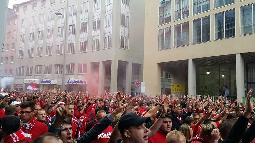 Derby-Stimmung in München: Unter Beobachtung der Polizei versammelten sich die Bayernfans am Vormittag im Tal. Vor dem Grünwalder Stadion kamen die Löwenfans dazu. Rund Tausend Polizisten sind im Einsatz.