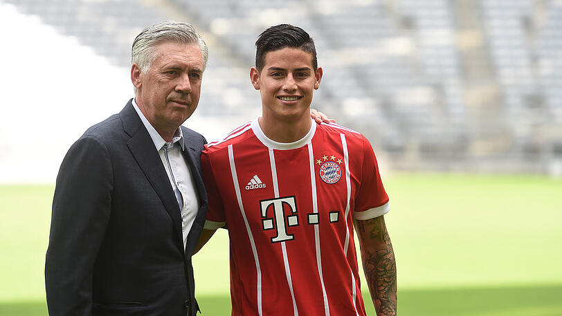Carlo Ancelotti (l.) und James Rodríguez bei der offiziellen Vorstellung des Neuzugangs.