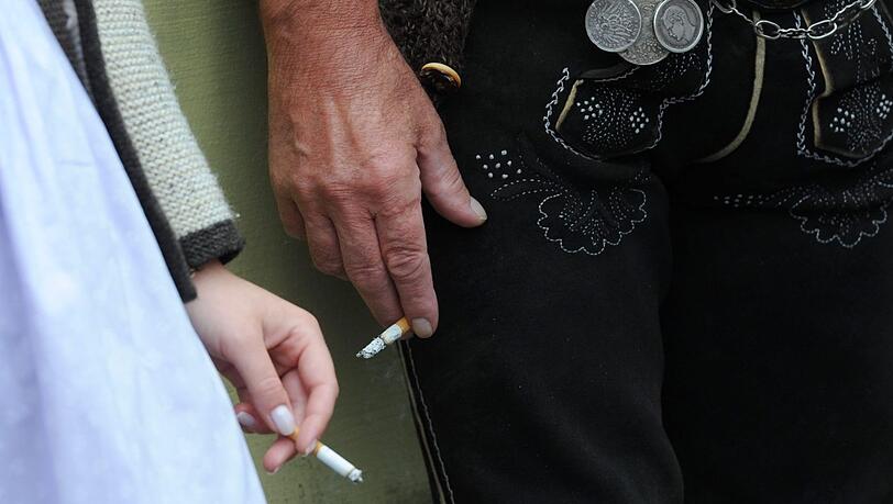 Ein 23-Jähriger ist vor einem Festzelt bis zur Bewusstlosigkeit gewürgt worden. (Symbolbild) Ein 23-Jähriger ist vor einem Festzelt bis zur Bewusstlosigkeit gewürgt worden. (Symbolbild)