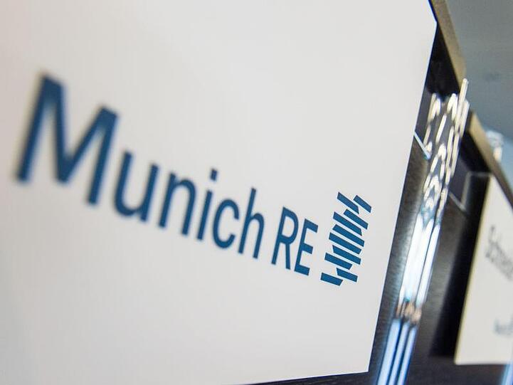 Das Logo der Munich RE. Foto: Lino Mirgeler/dpa/Archivbild