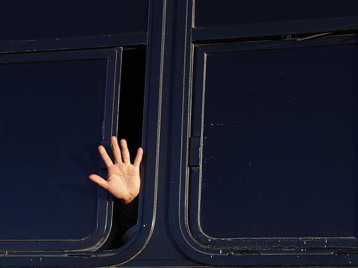 Die Hoffnung stirbt zuletzt: Ein Migrant, der als Teil einer Karawane durch Mexiko reist und hofft, die US-Grenze zu erreichen, winkt aus dem Fenster eines Busses.