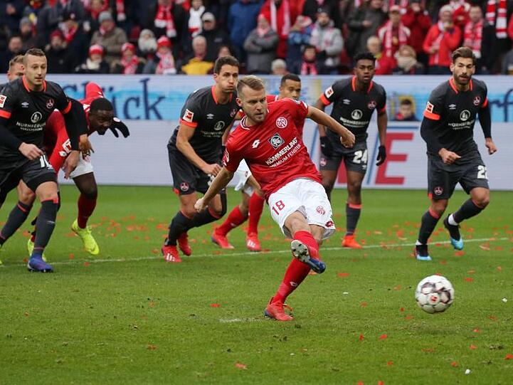 Der Mainzer Daniel Brosinski traf per Elfmeter zum 1:0.