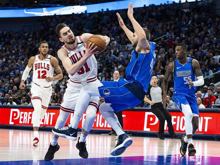 Maxi Kleber (r) feierte mit den Dallas Mavericks einen Sieg gegen die Chicago Bulls.