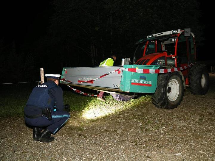Polizisten untersuchen einen Traktor. Foto: Benjamin Liss