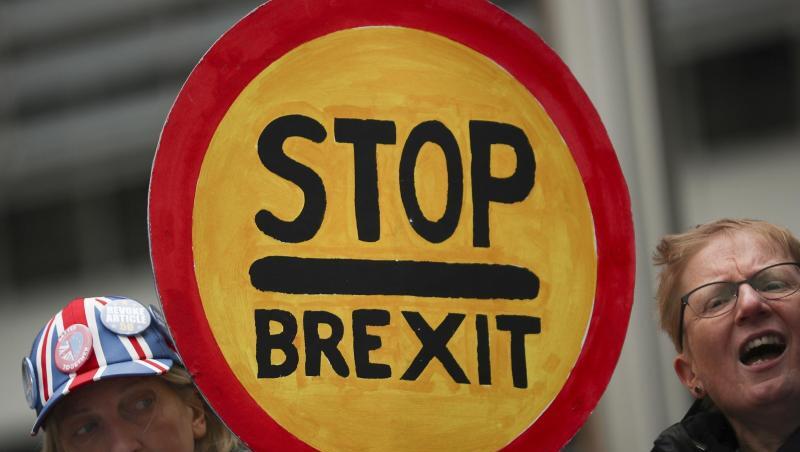 Teilnehmer eines Anti-Brexit-Protestes in Brüssel halten ein Schild mit der Aufschrift: Stop - Brexit. Die Protestierenden fordern die Ablehnung der Ausstiegsvorschläge des britischen Premierministers Johnson. Teilnehmer eines Anti-Brexit-Protestes in Brüssel halten ein Schild mit der Aufschrift: Stop - Brexit. Die Protestierenden fordern die Ablehnung der Ausstiegsvorschläge des britischen Premierministers Johnson.