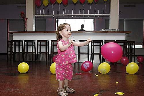 Allein auf der Tanzfläche: Die kleine Vanessa lässt zur Musik Luftballons zerplatzen.