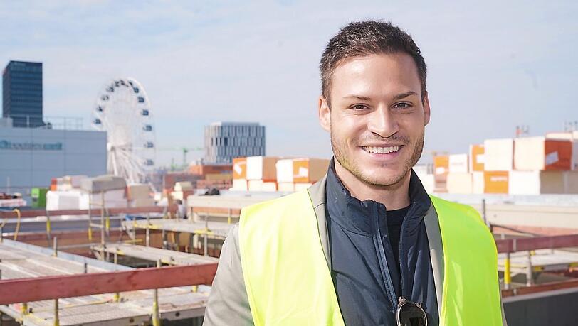 Moritz Eulberg, der Projektentwicklungsleiter von R&S, auf der Dachterrasse des "i8", im Hintergrund das Riesenrad im Werksviertel. Moritz Eulberg, der Projektentwicklungsleiter von R&S, auf der Dachterrasse des "i8", im Hintergrund das Riesenrad im Werksviertel.